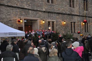 Adventliches Singen im Burginnenhof